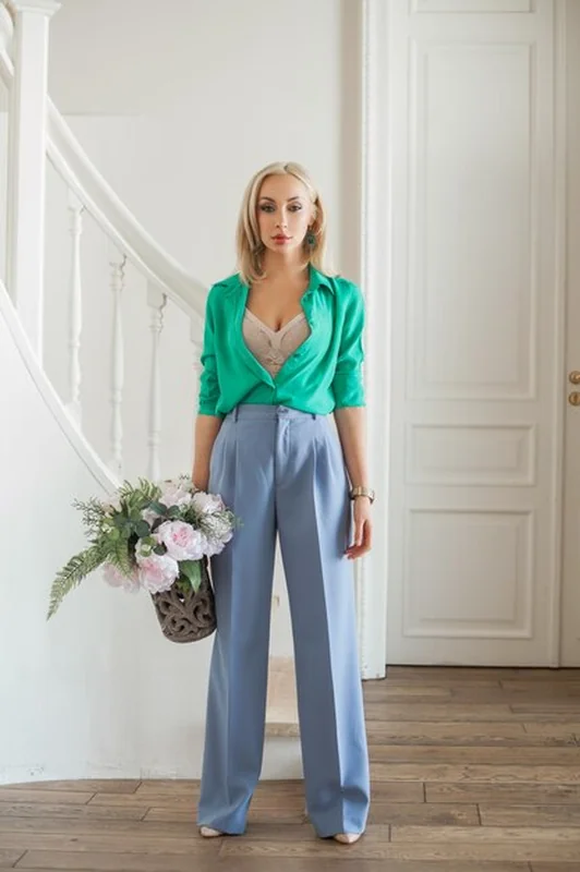 Doskonała kobieta w jasnej modnej odzieży wewnętrznej