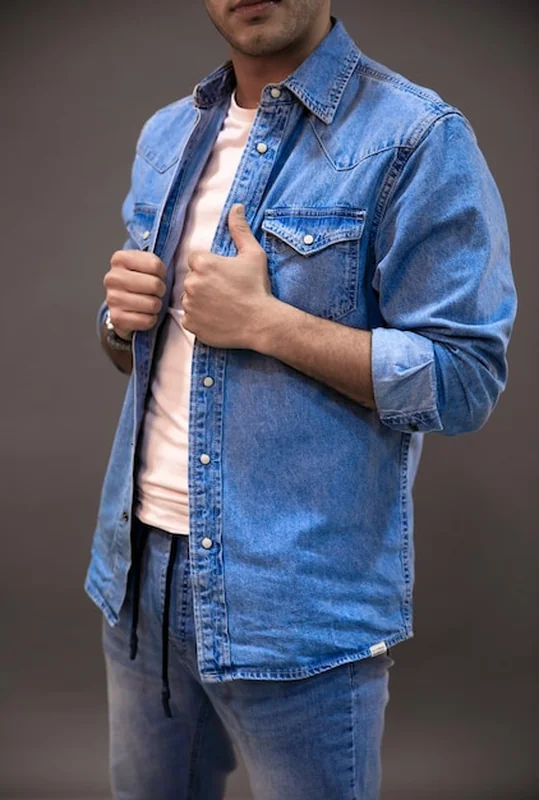 Męskie koszule jeansowe na wieszaku