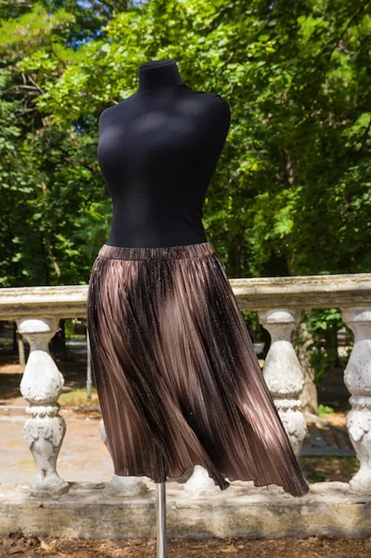 Brązowa spódnica na manekinie z cekinami