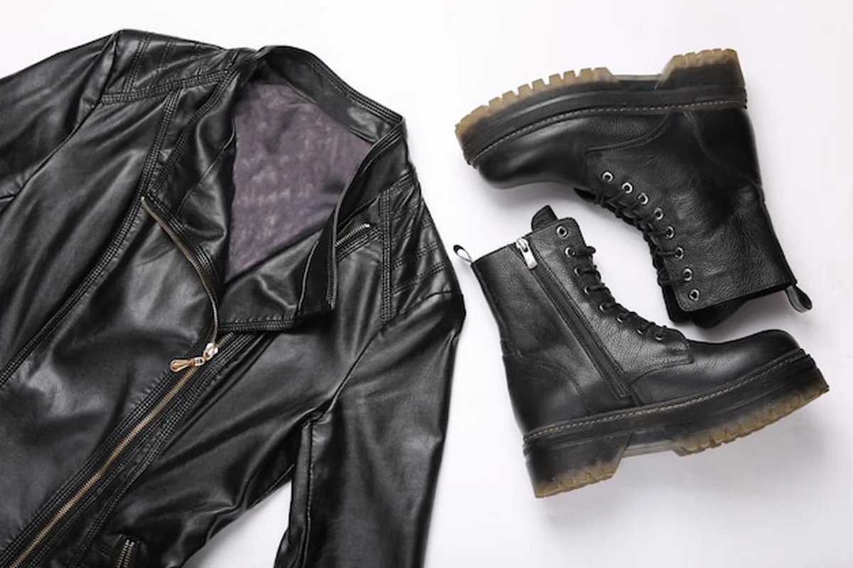 Skórzana kurtka i buty na białym tle