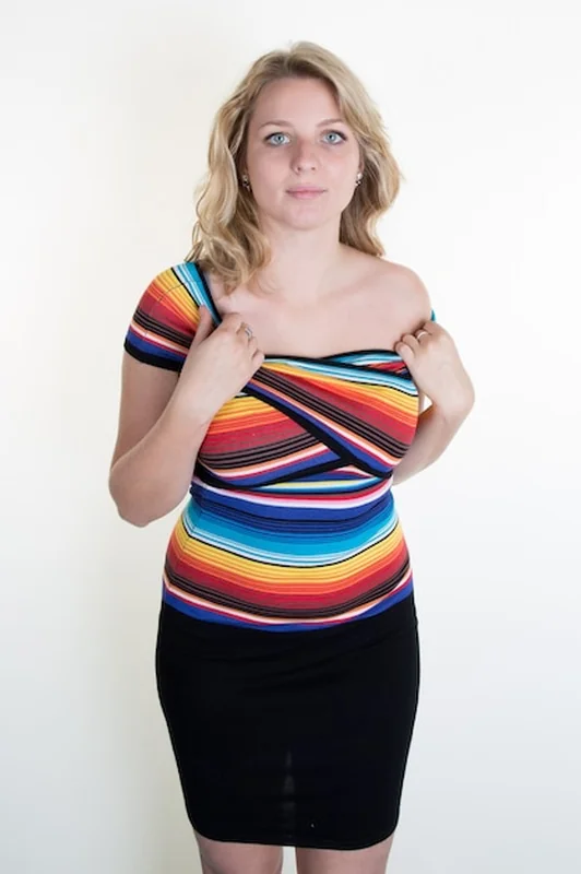 Blond i piękna kobieta w kolorowej sukience