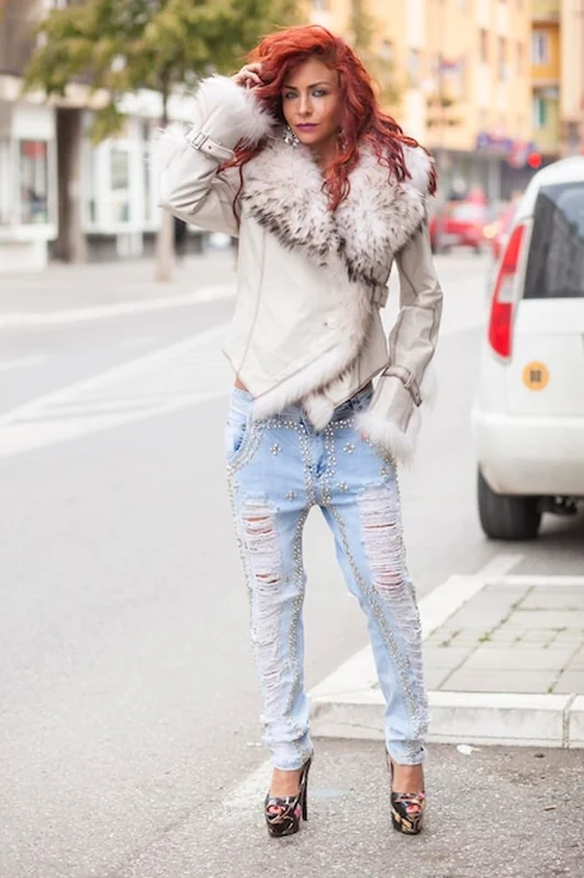 Młoda kobieta w futrze na ulicy