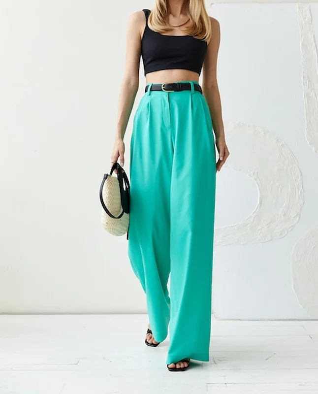 Stylowa odzież damska na dziewczynie w street fashion