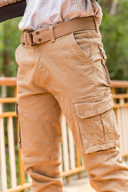 Model ma na sobie spodnie lub spodnie cargo