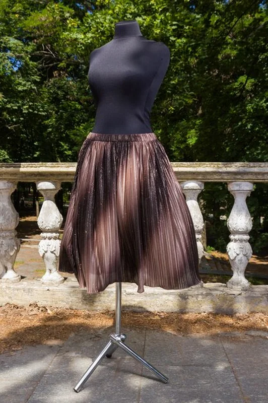 Spódnica w kolorze brązowym na manekinie z cekinami i modulacjami na tle