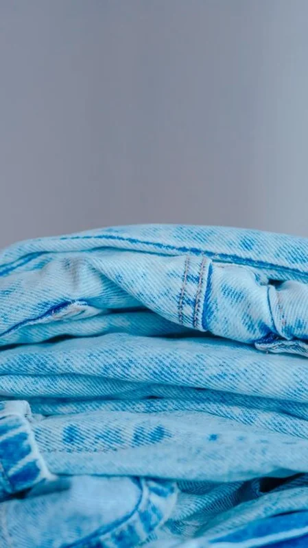 Niebieskie dżinsy z teksturą, idealne do mody i projektowania tekstyliów