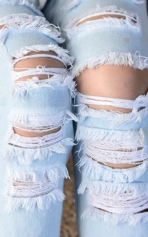 Kobieta w rozerwanych białych dżinsach