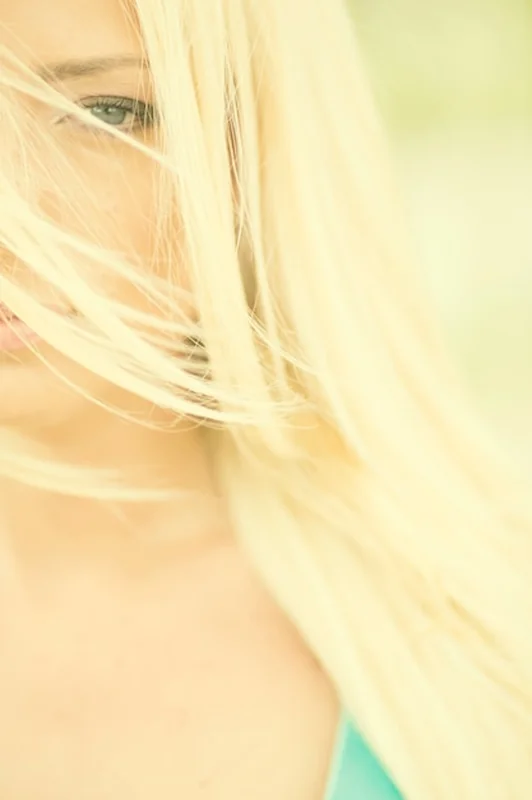 Portret młodej kobiety blond