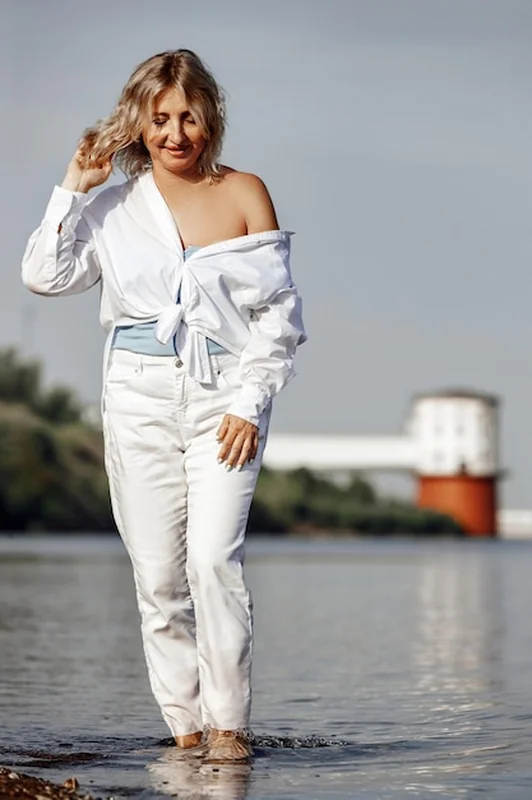 Blondynka w białych ubraniach na plaży