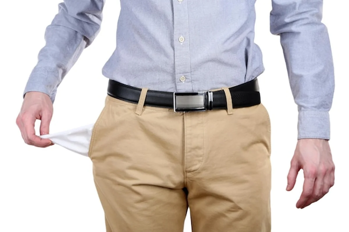 Mężczyzna pokazujący pustą kieszeń