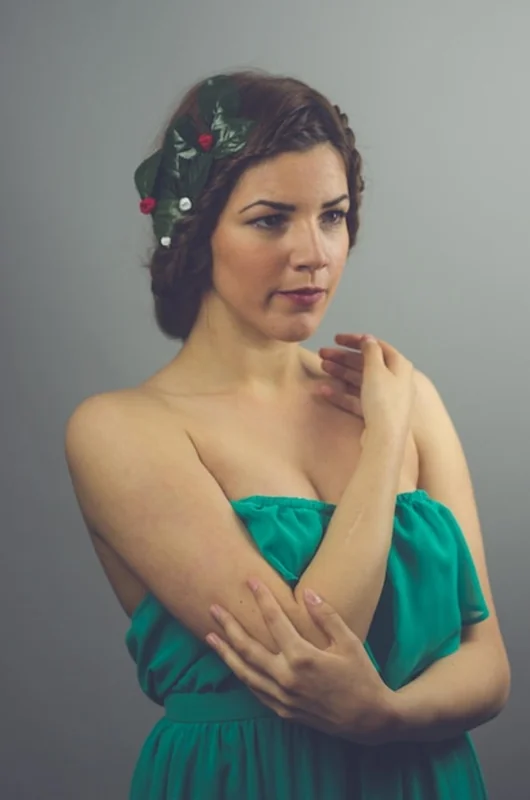 Portret pięknej młodej kobiety na białym tle