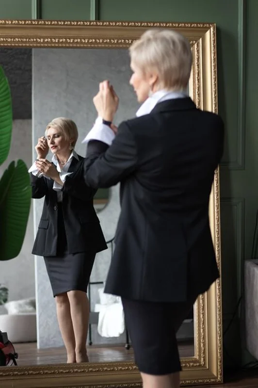 Piękna kobieta w średnim wieku w garniturze idąca na spotkanie