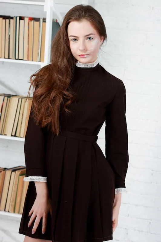 Piękna kobieta w czarnej sukience z makijażem