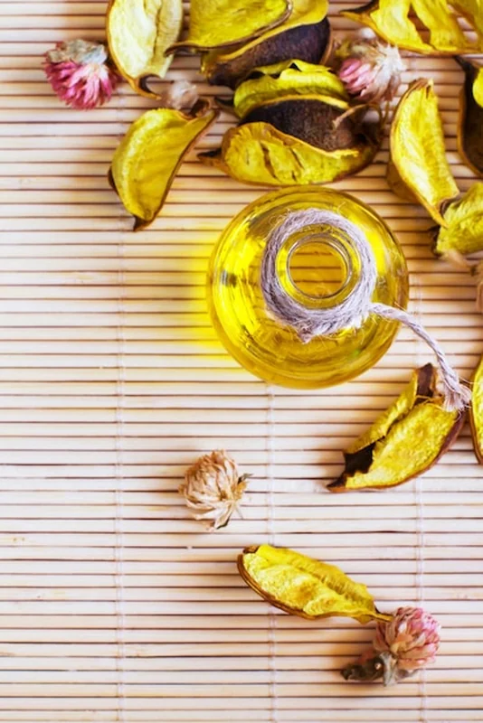 Butelka z olejem kosmetycznym z płatkami kwiatowymi