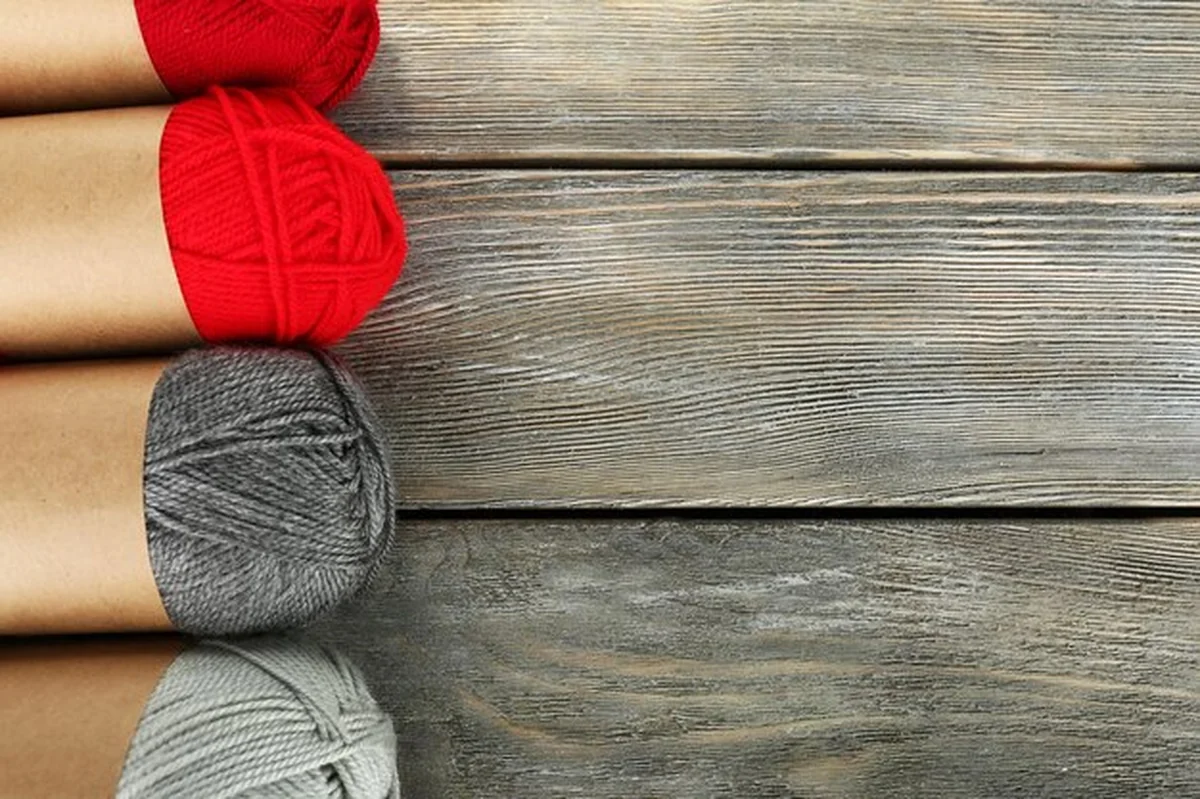 Przędza do dziania na drewnianym tle