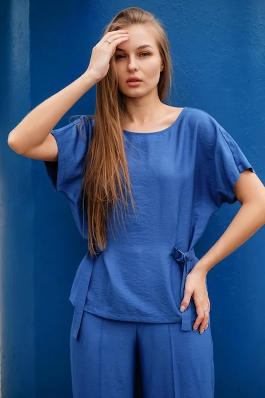 Kobieta w niebieskim letnim stroju na świeżym powietrzu