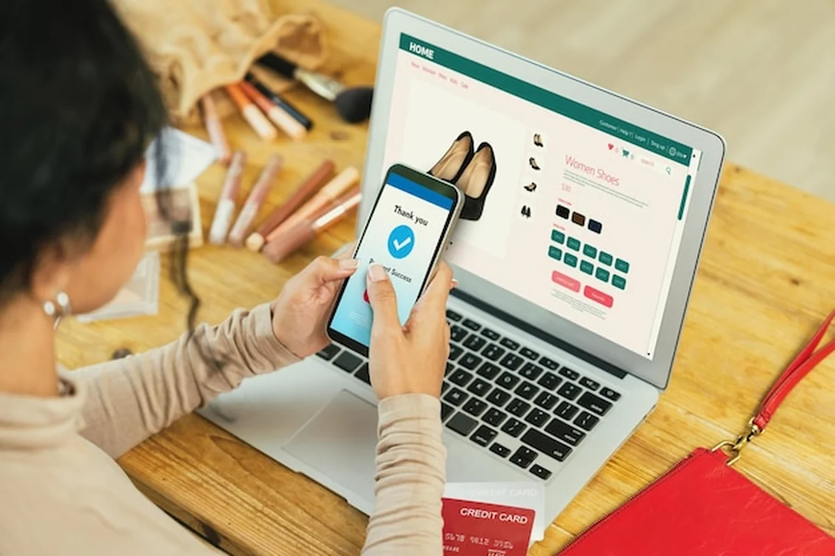 Kobieta robiąca zakupy online na rynku internetowym, przeglądająca produkty i używająca karty kredytowej