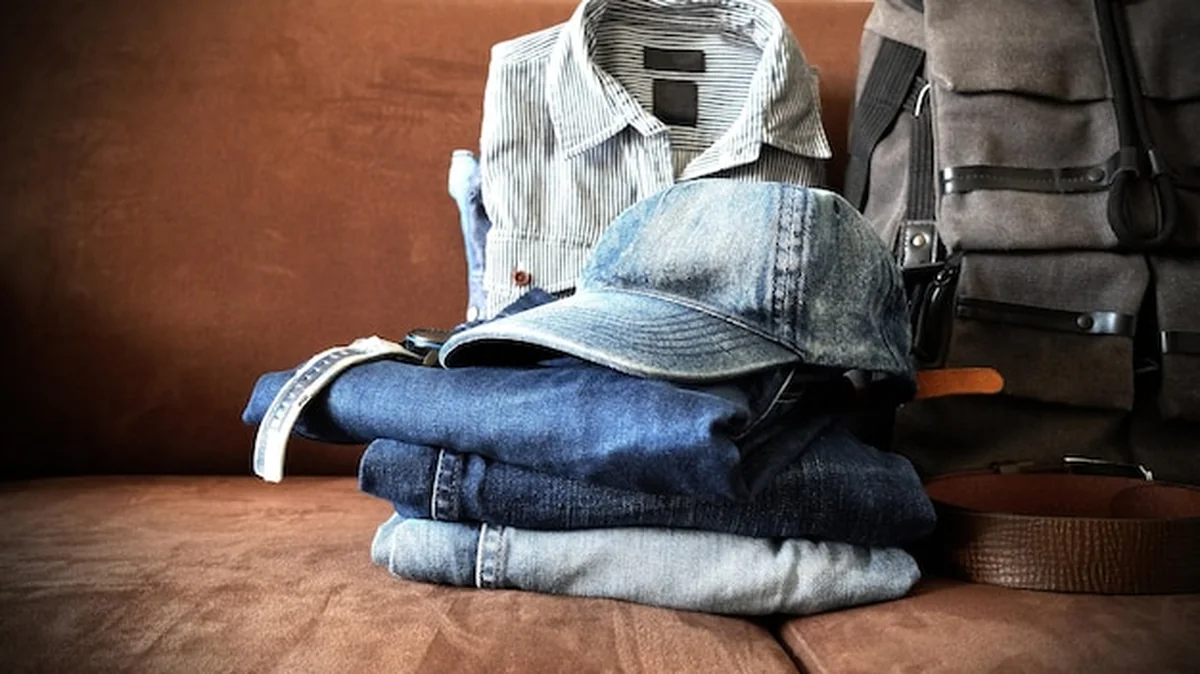 Mężczyzna w casualowych ubraniach z dżinsami i akcesoriami