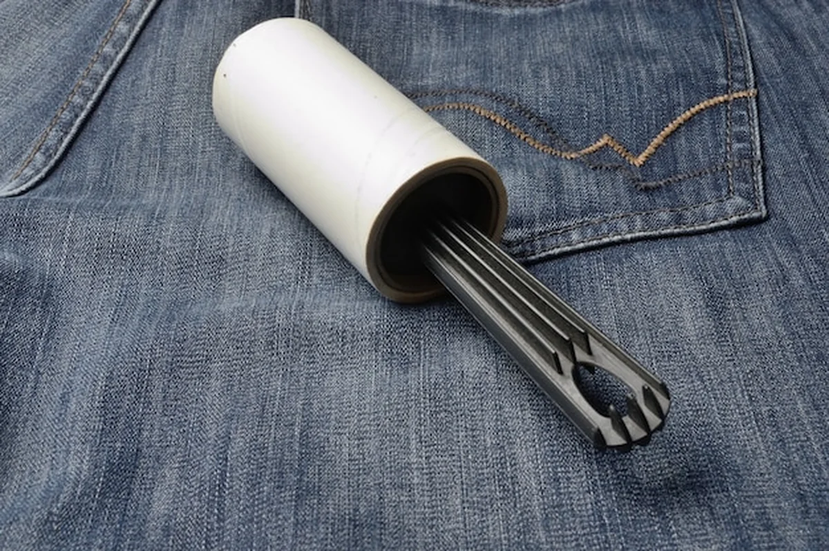 Ciemne dżinsy z lepką rolką do odzieży