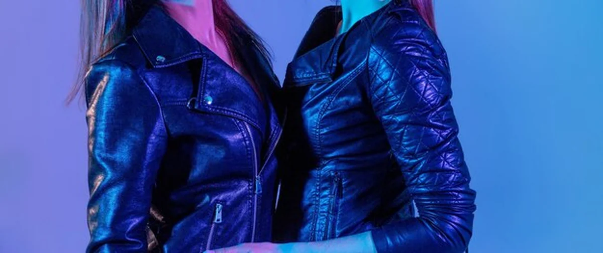 Piękne kobiety w skórzanych kurtkach ze światłami studyjnymi