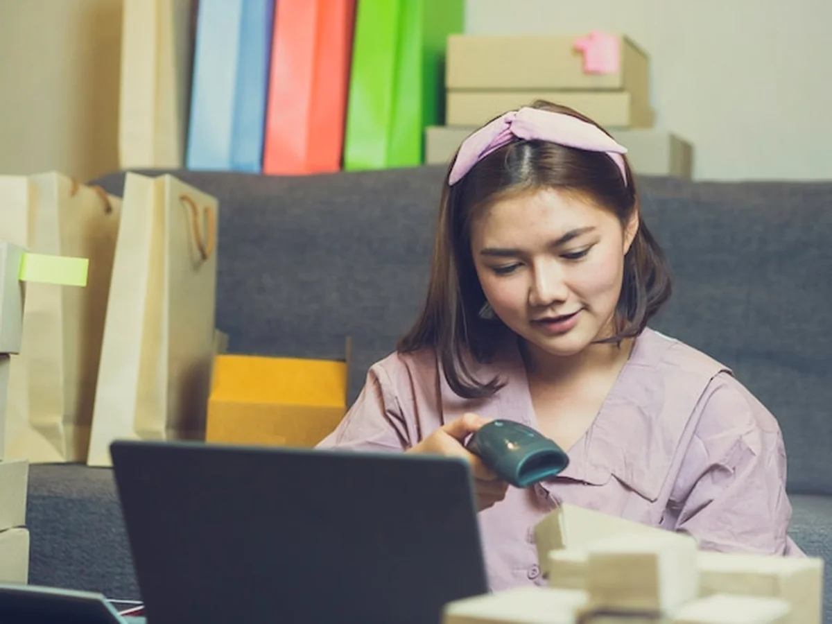 Azjatyckie kobiety pracujące online w domu