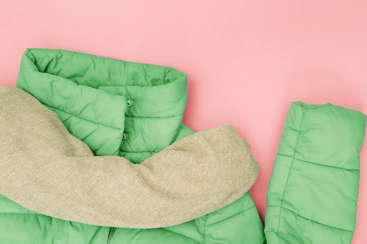 Kurtka puchowa i szal na jasnym tle neo miętowym
