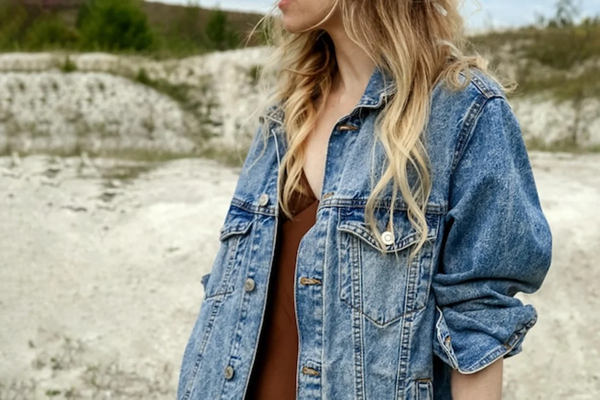 Kobieta w dżinsowej kurtce na zewnątrz