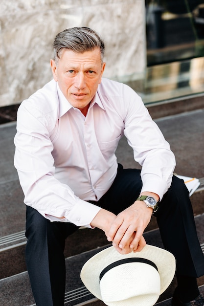 Jak ubrać eleganckiego mężczyznę po 60? Modne stylizacje dla seniora