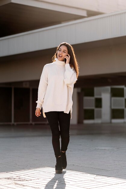 Jak nosić sweter do spodni? Modowe inspiracje dla mężczyzn